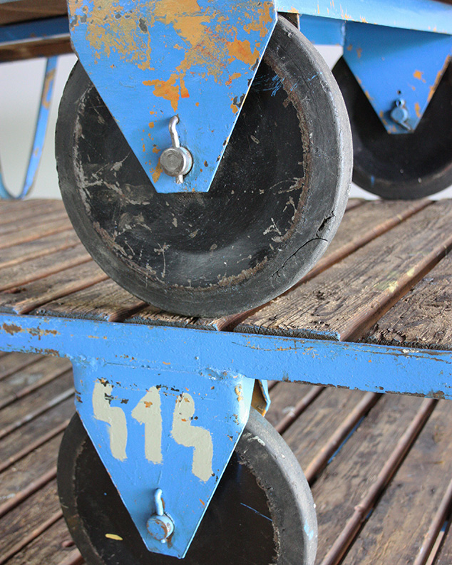 blue pallet table